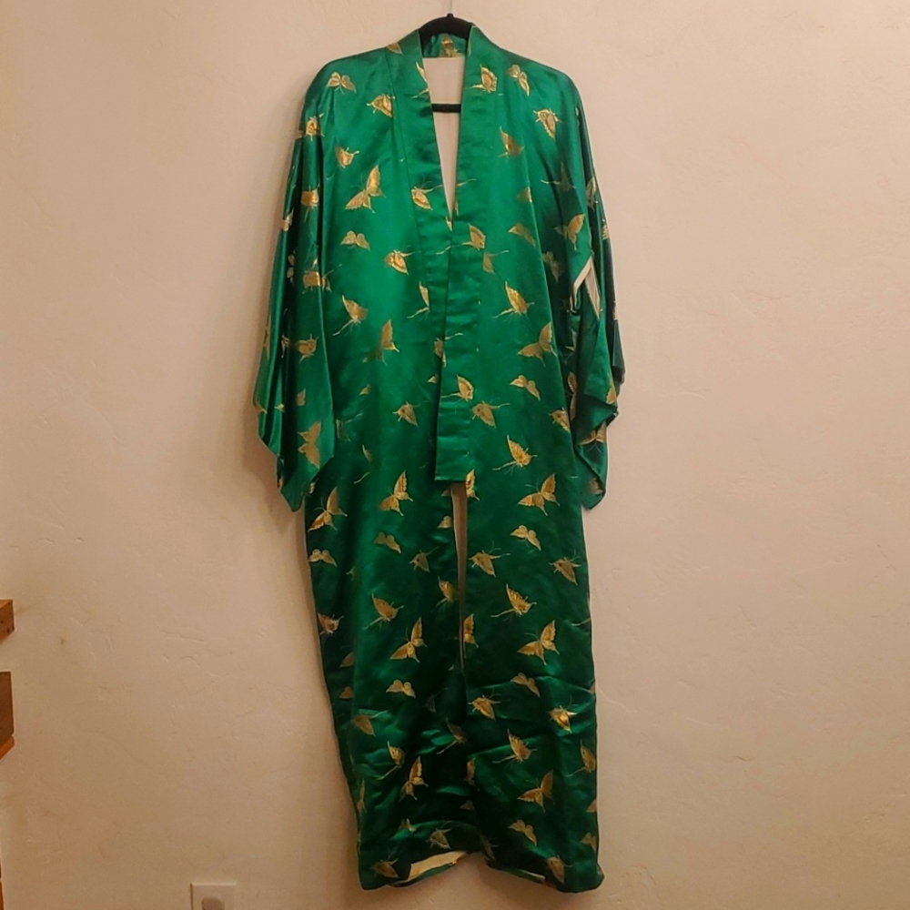 Vintage untagged emerled green kimono with gold butterflies. Size xl